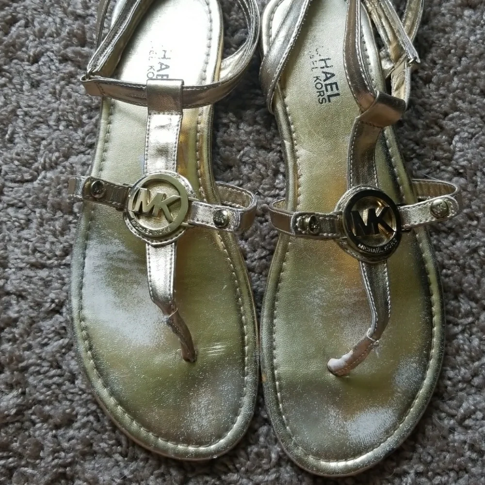 MICHAEL KORS gold flat T-Strap Sandals